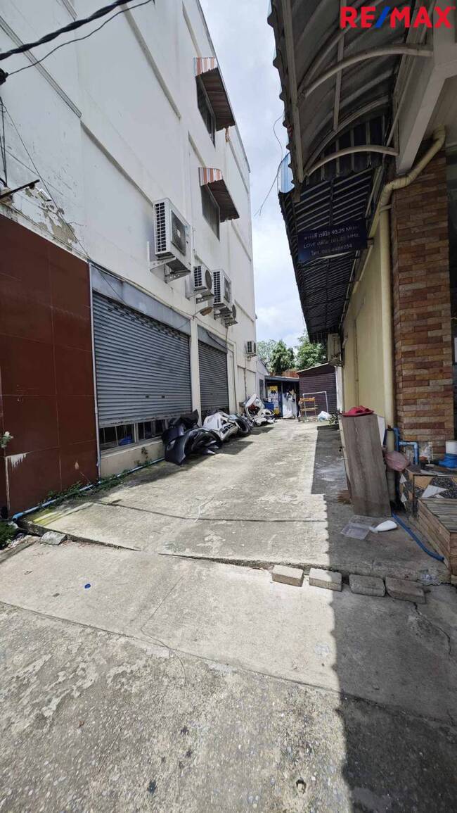 ตึกแถว 3 ชั้น ทำเลปัง ตรงข้ามโรบินสันศรีสมาน