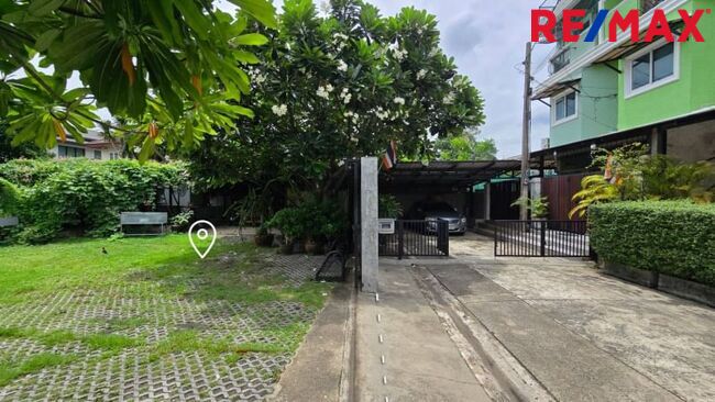 ปรับราคาพิเศษ (ลด 2.2 ล้าน) ขายที่ดิน ลาดพร้าว ซ.81, 99 ตร.วา แปลงมุมใน ที่ดินถมแล้ว นานกว่า ( 10 ปี+ ) ดินSetตัวดีแล้ว เหมาะกับการสร้างบ้าน ใกล้ MRT ลาดพร้าว 81 เพียง 950 ม.