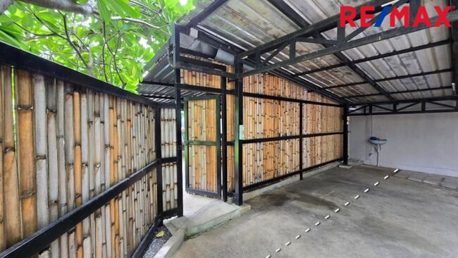 ปรับราคาพิเศษ (ลด 2.2 ล้าน) ขายที่ดิน ลาดพร้าว ซ.81, 99 ตร.วา แปลงมุมใน ที่ดินถมแล้ว นานกว่า ( 10 ปี+ ) ดินSetตัวดีแล้ว เหมาะกับการสร้างบ้าน ใกล้ MRT ลาดพร้าว 81 เพียง 950 ม.