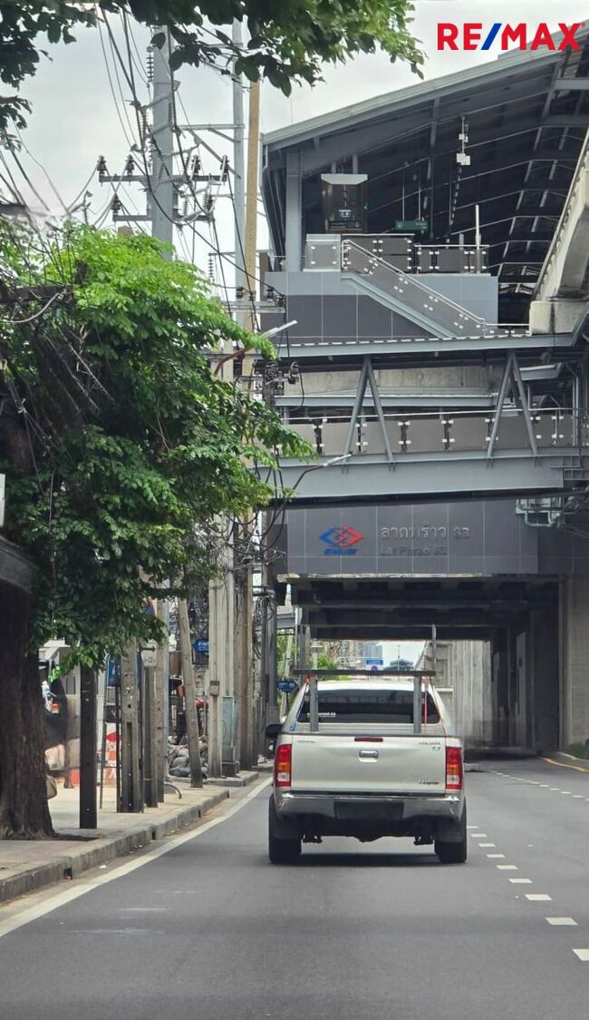 ปรับราคาพิเศษ (ลด 2.2 ล้าน) ขายที่ดิน ลาดพร้าว ซ.81, 99 ตร.วา แปลงมุมใน ที่ดินถมแล้ว นานกว่า ( 10 ปี+ ) ดินSetตัวดีแล้ว เหมาะกับการสร้างบ้าน ใกล้ MRT ลาดพร้าว 81 เพียง 950 ม.