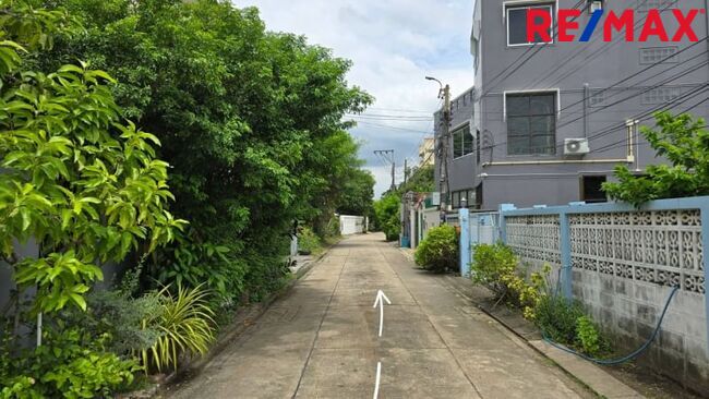 ปรับราคาพิเศษ (ลด 2.2 ล้าน) ขายที่ดิน ลาดพร้าว ซ.81, 99 ตร.วา แปลงมุมใน ที่ดินถมแล้ว นานกว่า ( 10 ปี+ ) ดินSetตัวดีแล้ว เหมาะกับการสร้างบ้าน ใกล้ MRT ลาดพร้าว 81 เพียง 950 ม.