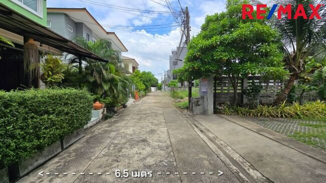 ปรับราคาพิเศษ (ลด 2.2 ล้าน) ขายที่ดิน ลาดพร้าว ซ.81, 99 ตร.วา แปลงมุมใน ที่ดินถมแล้ว นานกว่า ( 10 ปี+ ) ดินSetตัวดีแล้ว เหมาะกับการสร้างบ้าน ใกล้ MRT ลาดพร้าว 81 เพียง 950 ม.