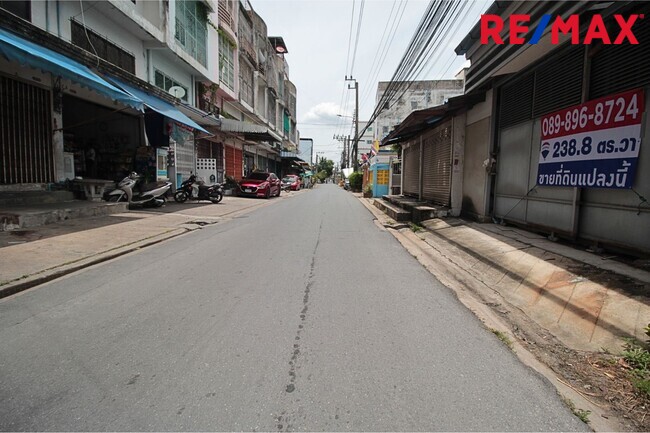 ขายที่ดิน จรัญสนิทวงศ์ 25  ห่างจากถนนหลัก 700 เมตร ถมแล้ว ฟรีตึก 239 ตรว.