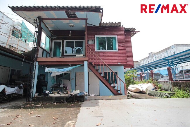 ขายที่ดิน จรัญสนิทวงศ์ 25  ห่างจากถนนหลัก 700 เมตร ถมแล้ว ฟรีตึก 239 ตรว.