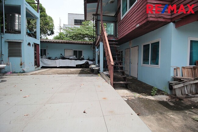 ขายที่ดิน จรัญสนิทวงศ์ 25  ห่างจากถนนหลัก 700 เมตร ถมแล้ว ฟรีตึก 239 ตรว.